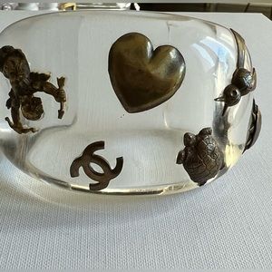 Rare piece. CHANEL RESIN bangle with brass and beautiful design